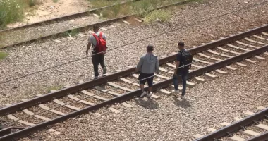 Scurtătură fatală! Trenurile trec, oamenii își riscă viața pe șine