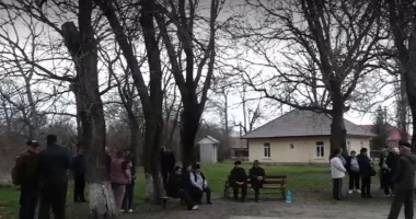 Scandal într-un sat. Localnicii nu vor demolarea școlii cu risc seismic