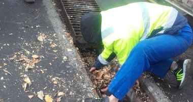 Stire din Social : Risc de inundații,  la Constanța. Primăria curăță rigolele