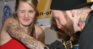 Atenție la tatuaje! Acele folosite vă pot îmbolnăvi de hepatită