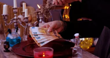 Stire din Eveniment : Un bărbat a dat peste 440.000 de lei pentru a „scoate dracii” din soție și pentru a „salva” familia de spirite