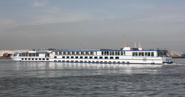 Stire din Economie : Nava de croazieră "River Concerto" acostează în portul Constanța