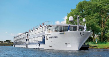 Stire din Economie : Nava de croazieră "River Splendor" acostează în portul Constanța