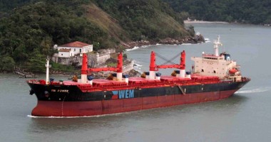 Stire din Economie : Doliu în navigație / Comandantul navei RM POWER, acuzat de crimă, a murit în drum spre țară