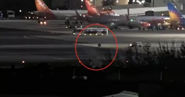 Incident neobișnuit pe aeroport. O roată de avion s-a rostogolit necontrolat pe pistă