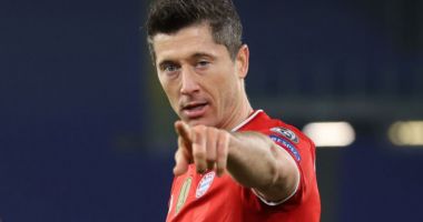 Stire din Sport : Robert Lewandowski (Bayern Munchen) a primit trofeul „Gheata de Aur"