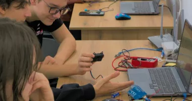 Stire din Cultură-Educație : Club gratuit de robotică pentru elevii din Năvodari