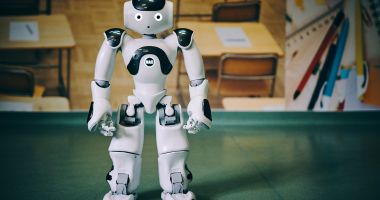 Stire din Cultură-Educație : Robotul Nao, terapeutul copiilor, periplu în școlile din Constanța