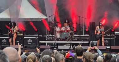 Stire din Actualitate : Spectacol șocant la Râșnov. Cântărețele unei trupe rock din Norvegia s-au dezbrăcat complet pe scenă