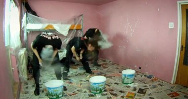 Stire din Social : Demențial! Metoda a trei rockeri de a vărui o cameră | VIDEO