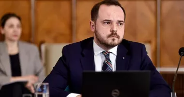 Stire din Social : Rogobete: Prima zi de concediu medical va fi plătită acolo unde nevoia de protecție este și mai mare