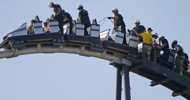 Stire din Actualitate : Tragedie într-un parc de distracții. Rollercoaster prăbușit!