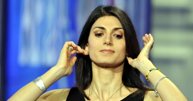 Stire din Actualitate : Roma va fi condusă de o femeie. Virginia Raggi, prima femeie aleasă la conducerea Primăriei Romei
