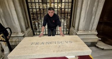 Stire din Actualitate : Un român a făcut parte din echipa care a amenajat cripta Papei Francisc