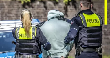 Stire din Actualitate : Anchetă de amploare. Românul care dirija o rețea de furturi auto de lux a fost arestat