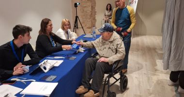 Stire din Actualitate : Un român în vârstă de peste 100 de ani a mers la votare. MAE: „Un model de spirit civic”