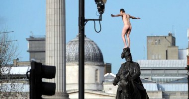 Stire din Actual : Un român s-a urcat gol pușcă pe o statuie din centrul Londrei