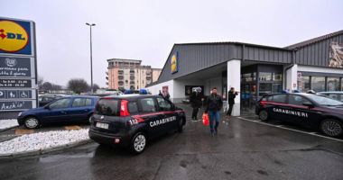 Stire din Actualitate : Episod horror în parcarea unui supermarket. O româncă de 39 de ani a fost înjunghiată de soțul ei cu un cuţit