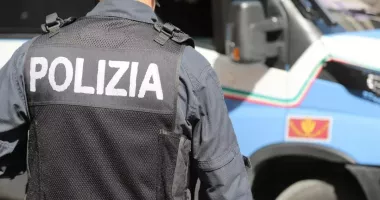 Stire din Actualitate : Doi români urmăriți de Poliție după un jaf au furat pistolul unui ofițer și au tras două focuri