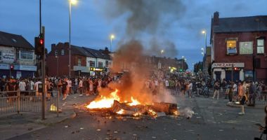 Stire din Actualitate : Nouă români au fost reținuți în urma violențelor din Leeds. Precizările MAE