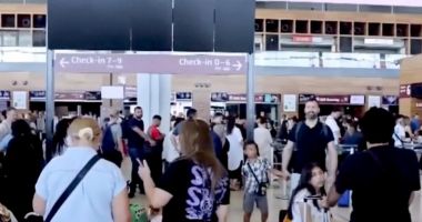 Stire din Actualitate : Sute de români sunt blocați pe un aeroport din Egipt de 30 de ore