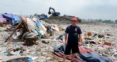 Stire din Economie : România - avertismente pentru gropile de gunoi ilegale și bătaia  de joc de la CFR