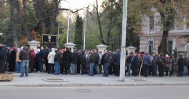 Galerie FOTO și VIDEO. Bătaie de joc! Românii din diaspora stau la cozi interminabile ca să voteze - 3