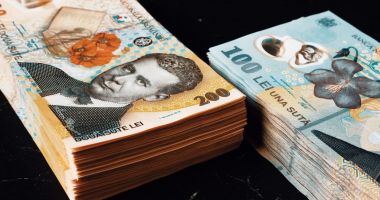 Stire din Social : Taxe pe economiile românilor din 2025. Cât vor plăti cei cu bani în bancă