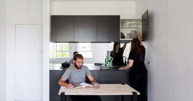 Stire din Social : La înghesuială! Jumătate din români locuiesc în apartamente sau case cu două camere