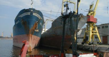 Stire din Economie : Românii n-au încetat să viseze la o flotă maritimă comercială sub pavilion național