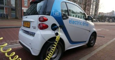 Românii nu cumpără automobile electrice