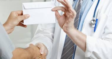 Stire din Eveniment : ADIO ATENȚII PENTRU MEDICI! CADOURILE DE LA PACIENȚI LE POT ADUCE ANI GREI DE ÎNCHISOARE