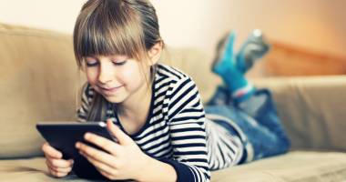 Stire din Social : Românii, fani de gadgeturi!  Au cel puțin o tabletă sau un smartphone în casă