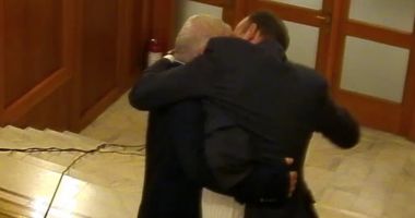 Stire din Eveniment : Fostul deputat Dan Vîlceanu, trimis în judecată, după ce l-a mușcat de nas pe un coleg în Parlament