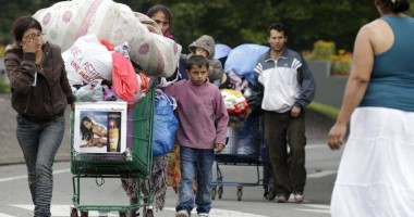 Stire din Actualitate : Familii de romi din România, atacate cu acid, la Paris