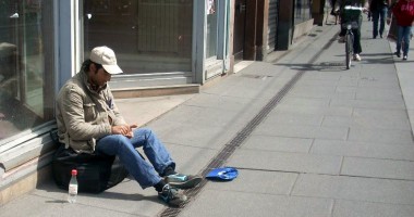Stire din Actualitate : Mai mulți romi handicapați din România s-au vindecat miraculos la un post de poliție din Slovacia