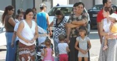 Opt romi au ocupat ilegal locuința unei femei din Marea Britanie