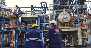 Stire din Economie : Chinezii cumpără 51% din KMG International. Vor urma investiții de 1 miliard de dolari, inclusiv la Petromidia