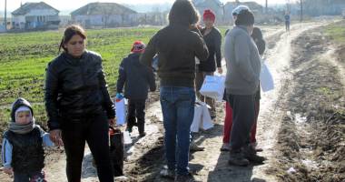 Galerie foto. Un strop de fericire pentru copii sărmani. Angajații Rompetrol Rafinare au fost Moș Crăciun - 4