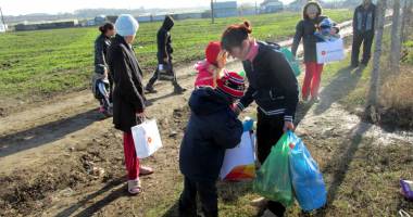 Galerie foto. Un strop de fericire pentru copii sărmani. Angajații Rompetrol Rafinare au fost Moș Crăciun - 5