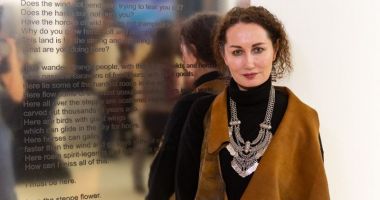 Stire din Economie : Artista kazahă Leyla Mahat expune la București. "Opera ei depășește barierele culturale și geografice"