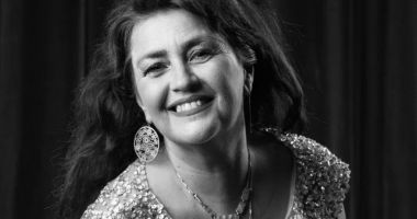 Stire din Cultură-Educație : Nefericita poveste de luptă cu cancerul a Ronei Hartner a luat sfârșit