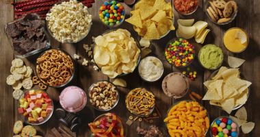 Stire din Social : Pentru "ronţăiala" dintre mese, românii ar renunţa la alimente de bază. Câți bani cheltuim pe gustări