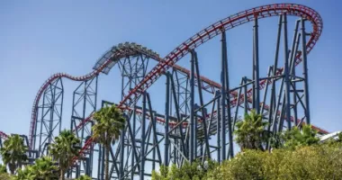 Stire din Actualitate : Panică! Opt persoane salvate după ce au rămas blocate în aer pe un roller coaster