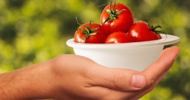 Stire din Sănătate : Roşiile pot fi un ingredient preţios în măştile faciale