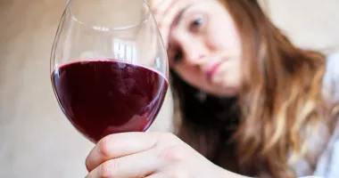 Stire din Sănătate : Te-ai întrebat de ce te înroșești la față după un pahar de vin?