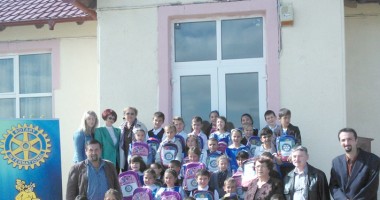 Stire din Cultură-Educație : Ghiozdane pline cu rechizite școlare, pentru copiii din satul Poiana