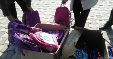 Ghiozdane pline cu rechizite școlare, pentru copiii din satul Poiana - 2