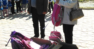 Ghiozdane pline cu rechizite școlare, pentru copiii din satul Poiana - 3