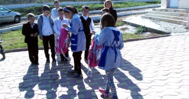 Ghiozdane pline cu rechizite școlare, pentru copiii din satul Poiana - 4